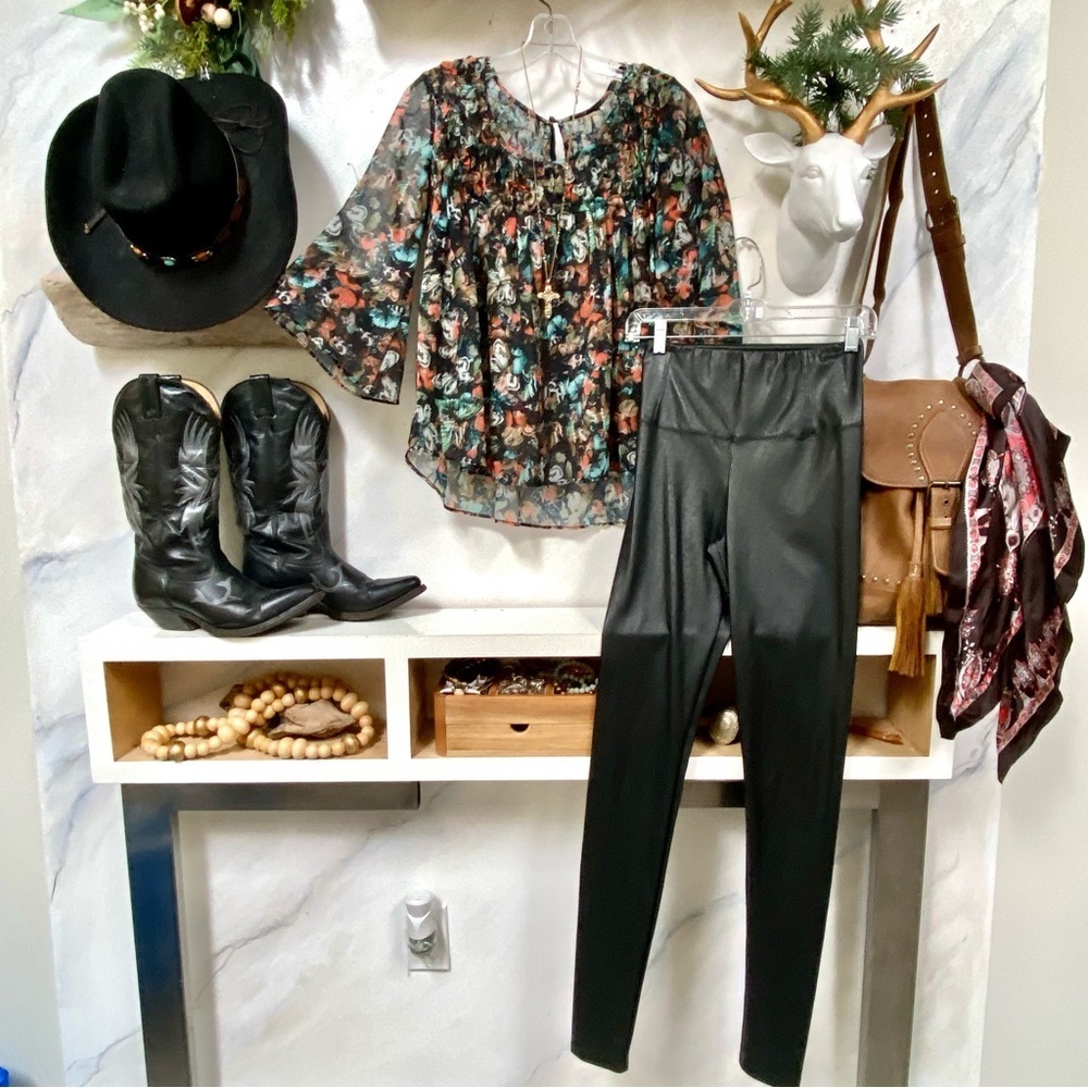 Aritzia Wilfred Vegan leather pants/leggings w holiday midcentury vibe